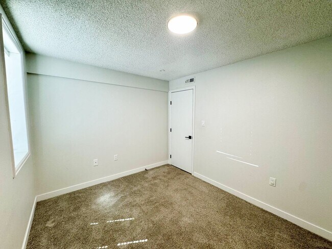 Building Photo - 5283 W Center Ave