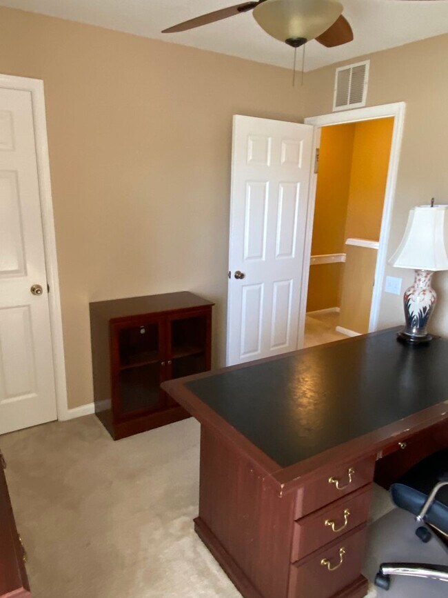 Building Photo - MOVE-IN SPECIAL!!! Townhome 3 Bedroom/2.5 Bathroom in Winter Park in a gated community