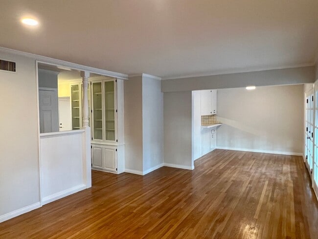 Building Photo - Spacious 3 Bedroom House with Private Gara...