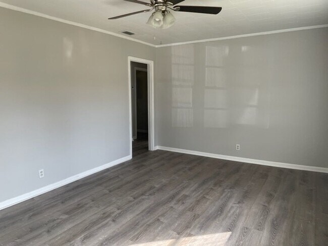 Building Photo - Charming 3BR/1.5BA Brick Home in Nashville – No Carpet & Large Yard