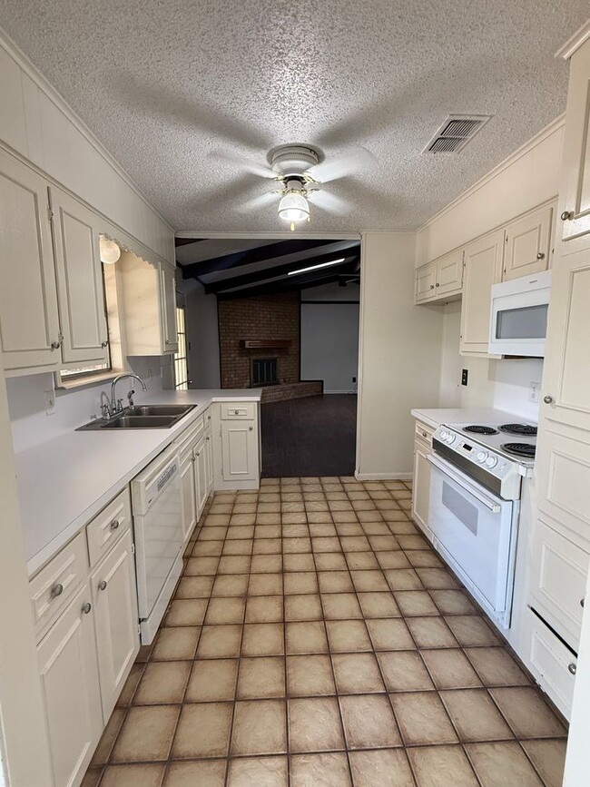 Building Photo - Large 3 Bedroom 2 Bath in PTISD