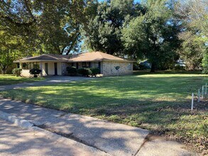 Building Photo - 4 bedroom 1 1/2 bath