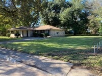 Building Photo - 4 bedroom 1 1/2 bath