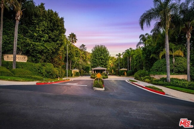 Building Photo - 1445 Vía Cresta