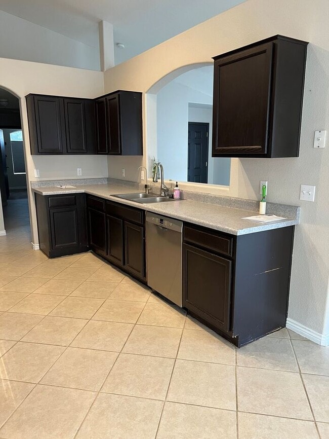 Building Photo - HOUSE FOR RENT