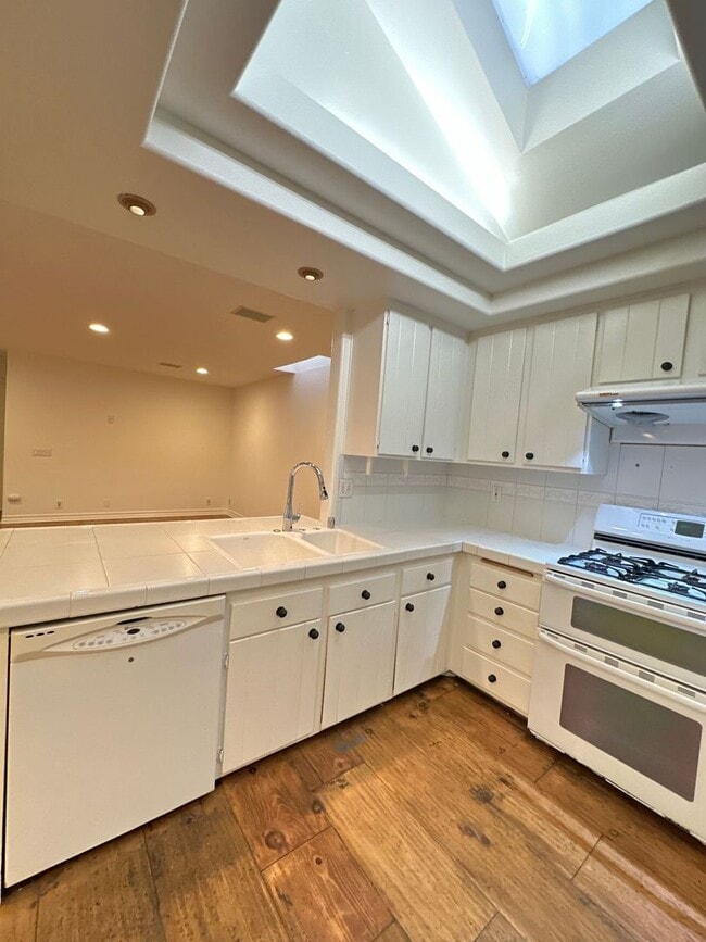 Building Photo - 3 Bedroom Irvine Home - Large Master Suite w/ Wood Floors - Beautiful!!!!!