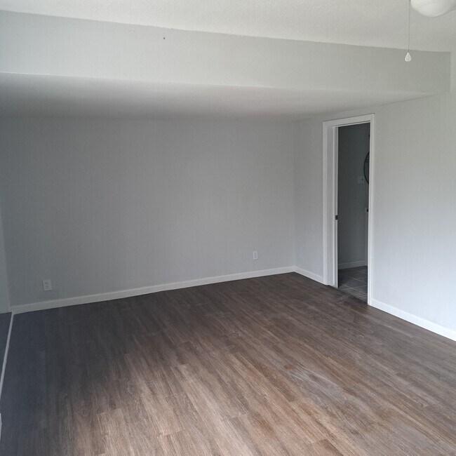 Building Photo - 423 Ellana Claire Ct