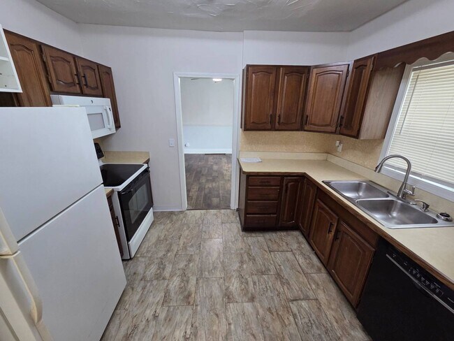 Building Photo - Charming 3-Bedroom Property in Prime Location