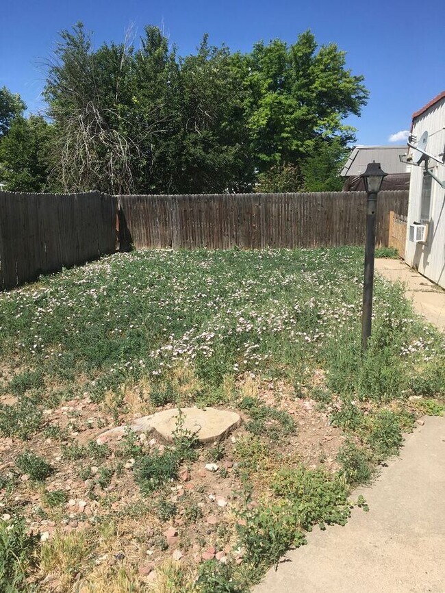Building Photo - Spacious 2 bed 1.5 Bath Apartment with 1 Garage Space