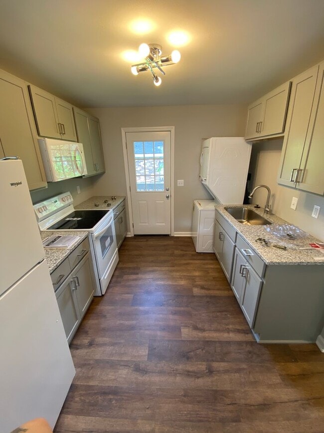 Building Photo - 2 bed 1 bath in quadplex. Walk to Meharry Medical College or Fisk. Renovated, off street parking....