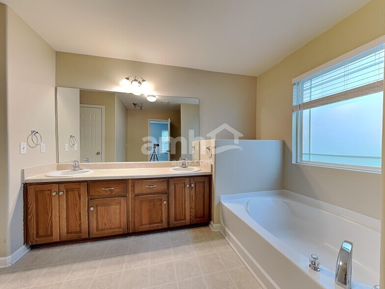 Building Photo - 75 Summer Hill Way