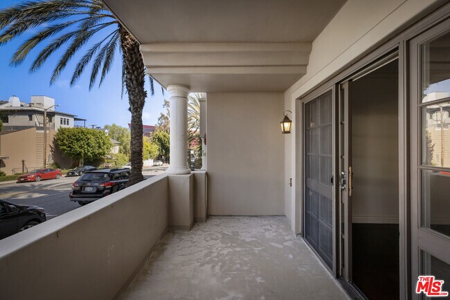 Building Photo - 851 N San Vicente Blvd
