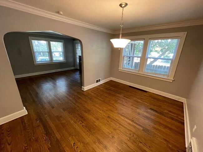 Building Photo - Charming 3 bedroom, 1.5 bathroom home in I...