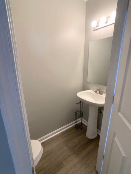 Building Photo - 424 N High St Ext