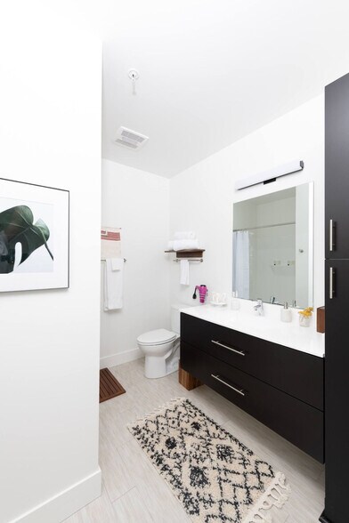 Building Photo - 550 W Juneau Ave