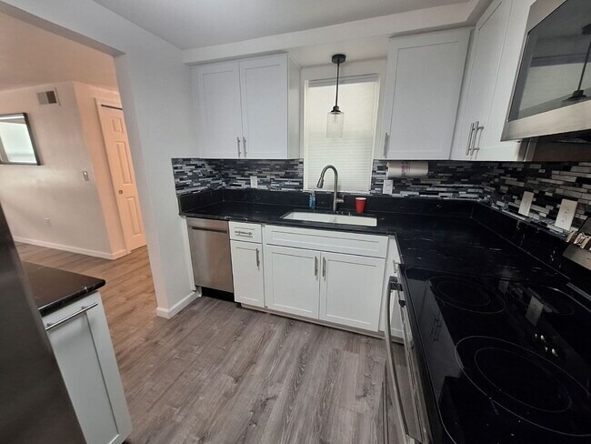 Building Photo - Charming Villa for Rent in Venice Gardens