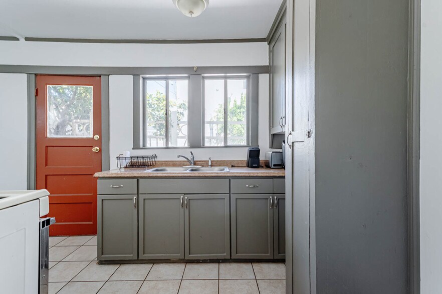 Building Photo - 318 Firmin St