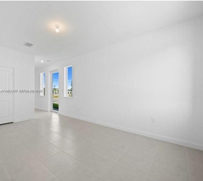 Building Photo - 701 SE 14th Ct