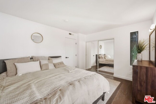 Building Photo - 3601 Dixie Canyon Pl