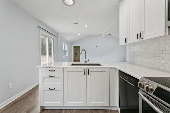 Building Photo - Updated Large Home with Private In-Law Suite Near Gloucester Main Street