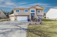 Building Photo - Spacious Single Family Home