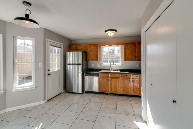 Building Photo - 940 Applegrove Cir