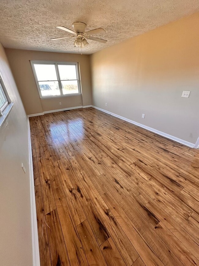 Building Photo - 505 Warren Rd NE