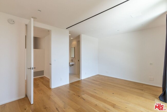 Building Photo - 1853 Sunset Plaza Dr