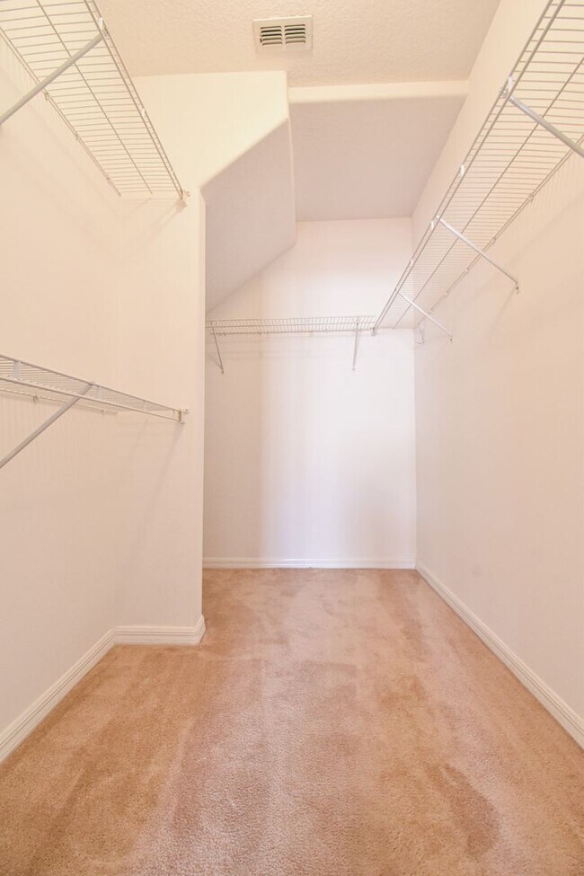 Building Photo - Beautiful 3 Bedroom 2.5 Bath 2 Story Key W...