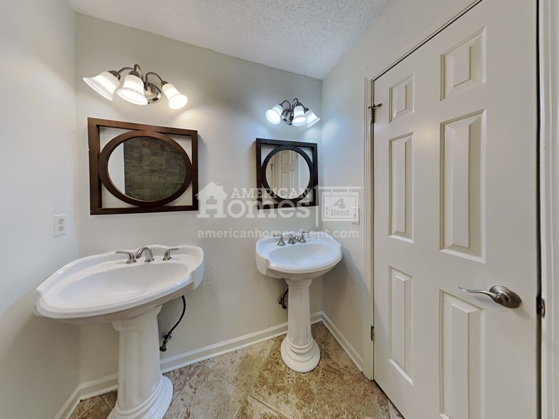 Building Photo - 245 Brookstone Cove