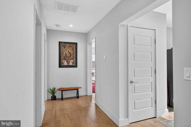 Building Photo - 911 S Oak St