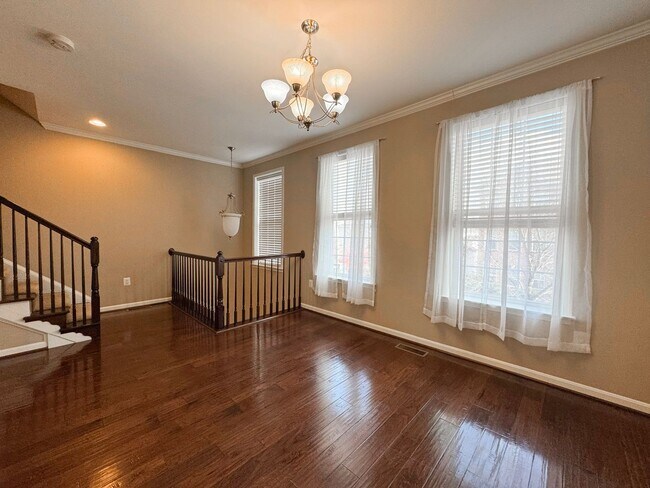 Building Photo - Beautiful And Spacious 3 Bed 3.5 Bath Interior Brick Townhome With Balcony In Hastings Marketplace