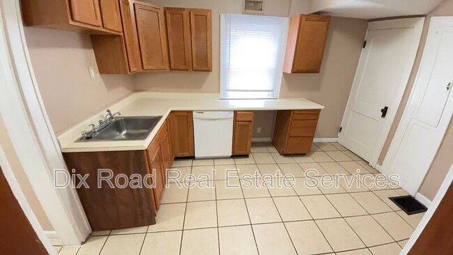 Building Photo - 703 N D St