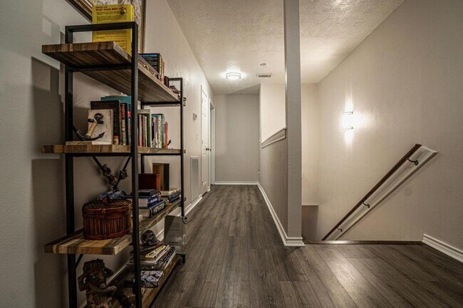 Building Photo - 13209 Bluff View Dr