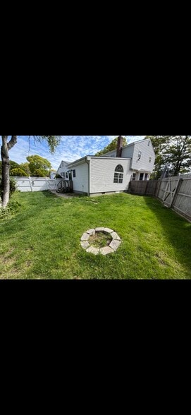 Building Photo - 418 Erie St