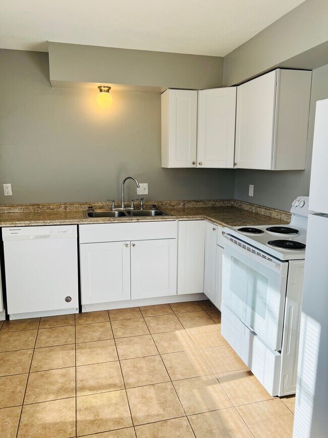 Building Photo - Updated 2 Bedroom Near Downtown Junction City