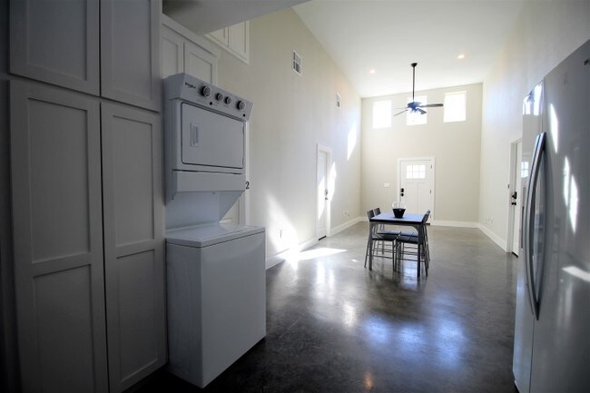 Building Photo - 709 Maple St