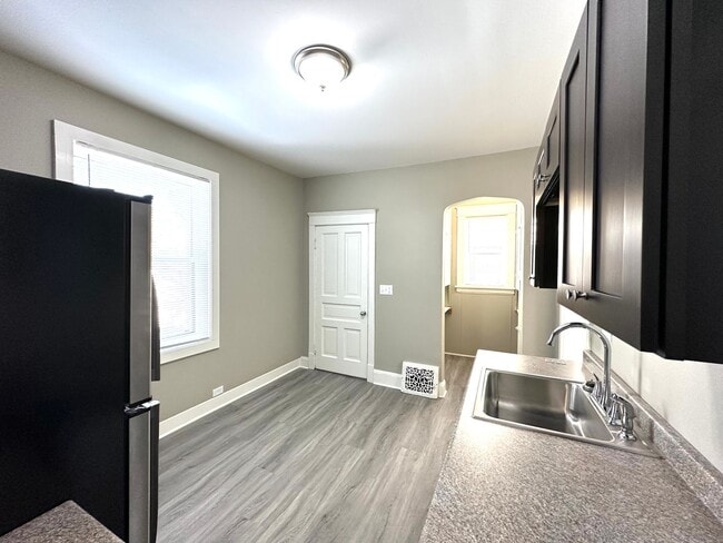 Building Photo - AVAILABLE JUNE - Beautifully Renovated 4 Bed 1 Bath in East Hillside