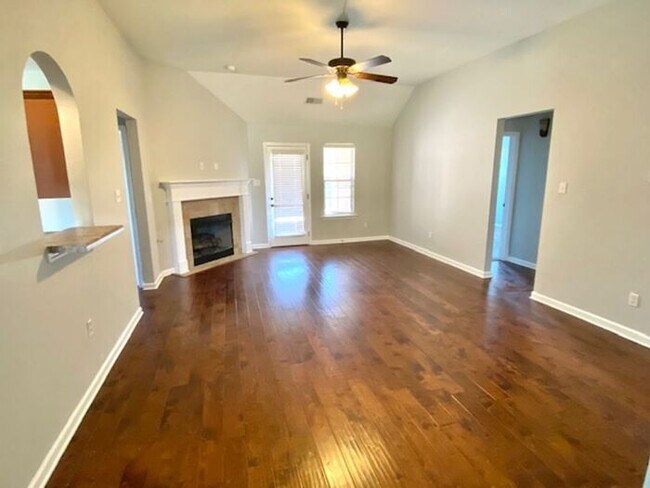 Building Photo - Now Leasing a 4-bedroom 2 bath home on Olive Branch