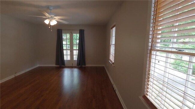 Building Photo - 316 Creekbend Dr