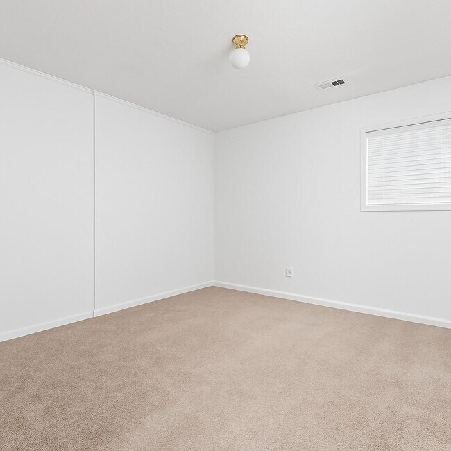 Building Photo - 449 N Donahue Dr