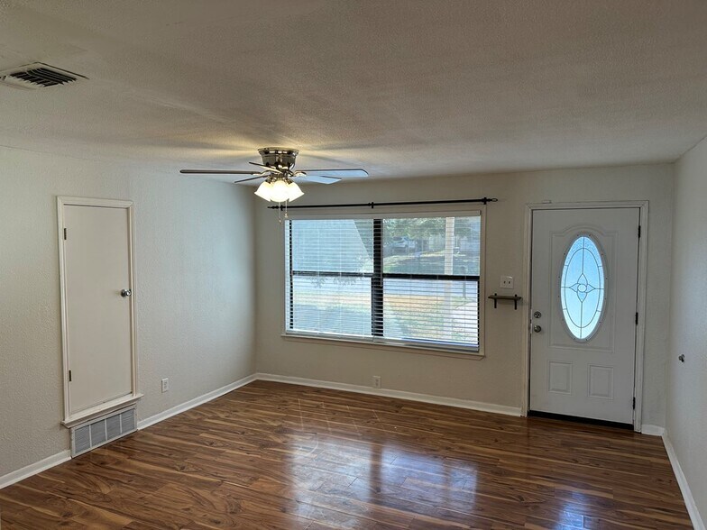 Building Photo - 2110 Glenwood Dr