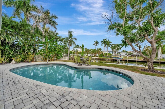 Building Photo - Stunning Annual Rental: Luxury Coastal Living on Longboat Key | 6 Bed | 5.5 bath | 4 car | Pool
