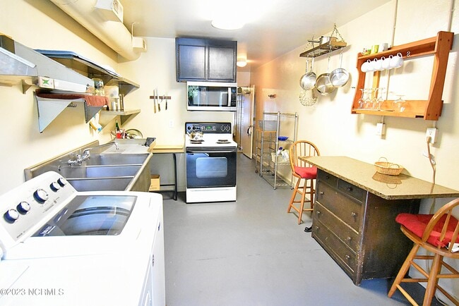 Building Photo - 1119 Queen St