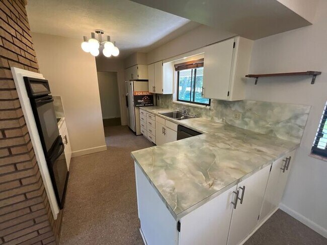 Building Photo - 4 bdrm 3 bth plus a Den/office Home 2 Car ...
