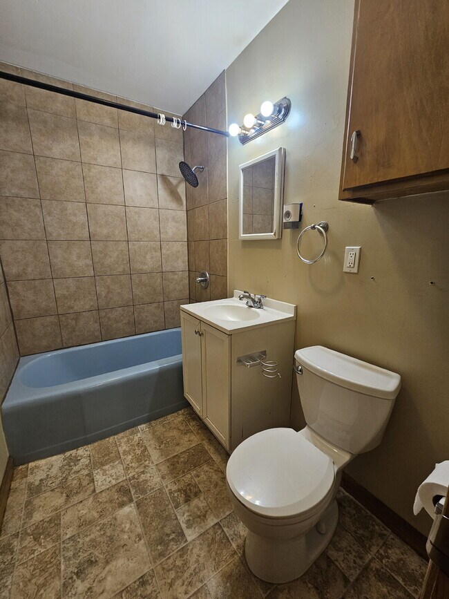 Building Photo - 409 W Linden Ave
