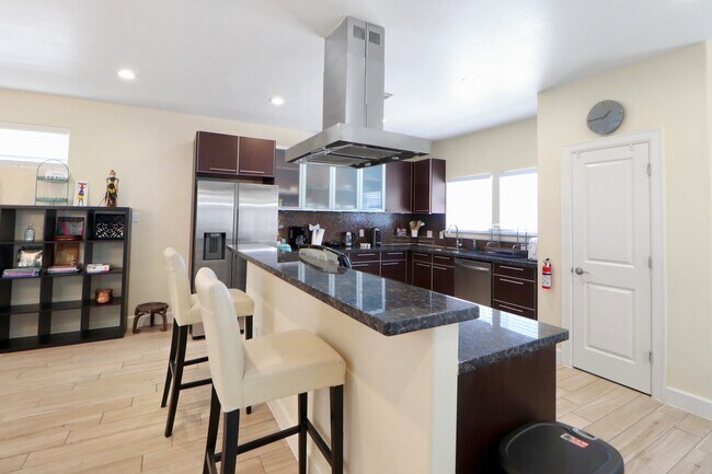 Building Photo - 3045 Clinton Dr