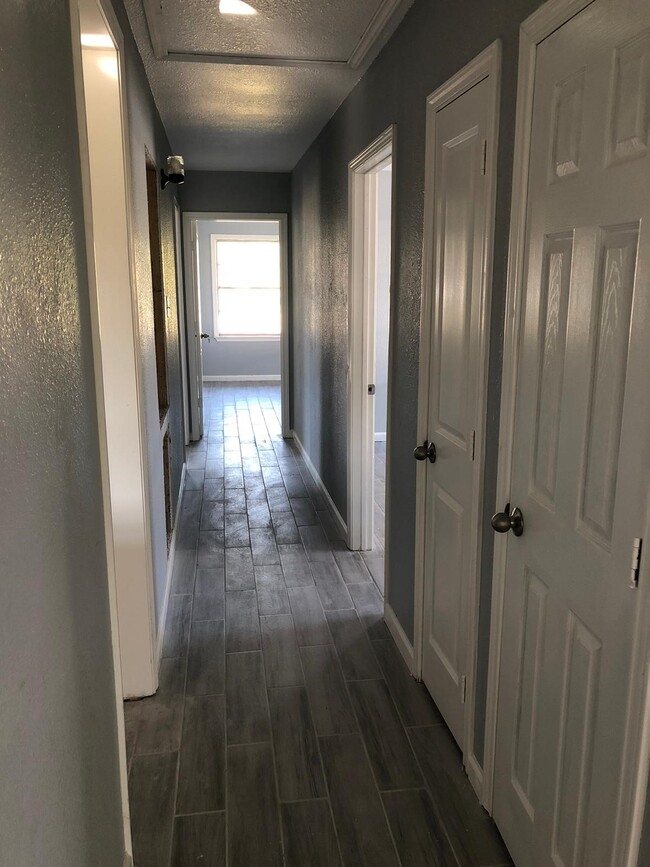 Building Photo - 6022 Lyndhurst Dr