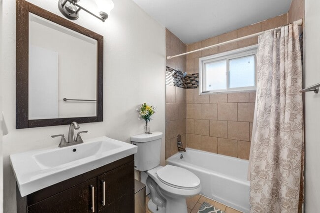Building Photo - Gorgeous Furnished Two Bedroom in Sloans L...