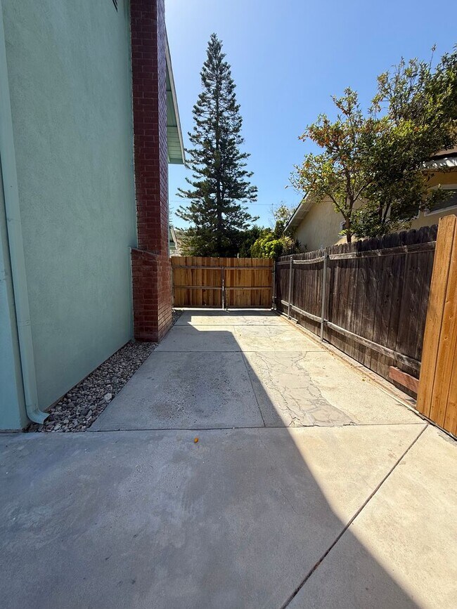Building Photo - 4 bed, 3 bath pool home with RV access in West Simi Valley